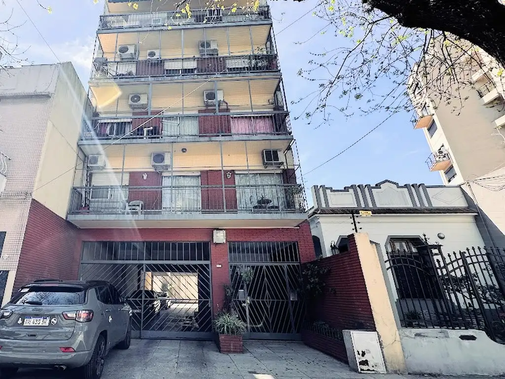 Foto de 3 AMBIENTES CONTRAFRENTE CON BALCON, PATIO y COCHERA, imagen 1