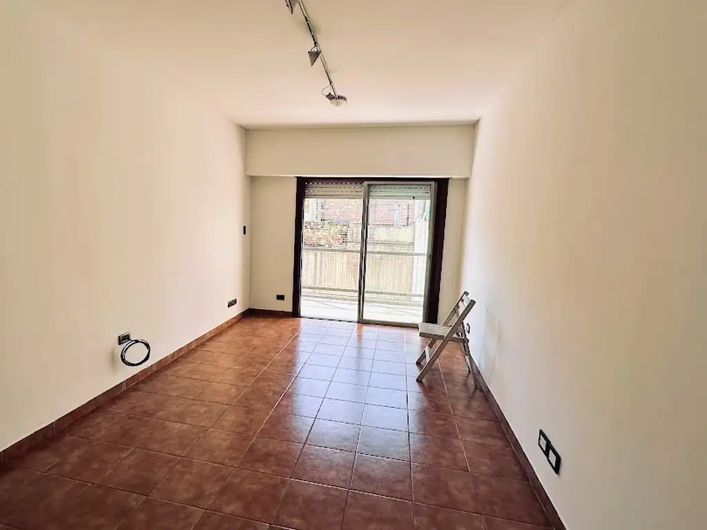 Foto de 3 AMBIENTES CONTRAFRENTE CON BALCON, PATIO y COCHERA, imagen 2