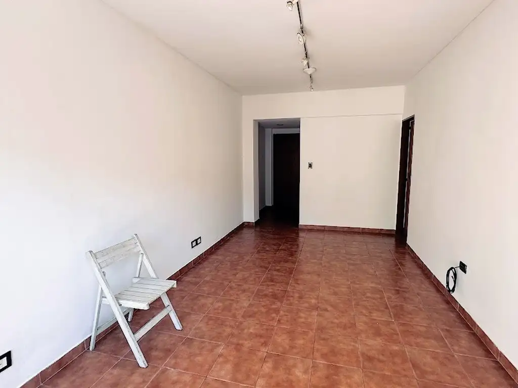 Foto de 3 AMBIENTES CONTRAFRENTE CON BALCON, PATIO y COCHERA, imagen 3