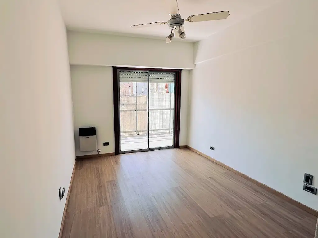 Foto de 3 AMBIENTES CONTRAFRENTE CON BALCON, PATIO y COCHERA, imagen 4