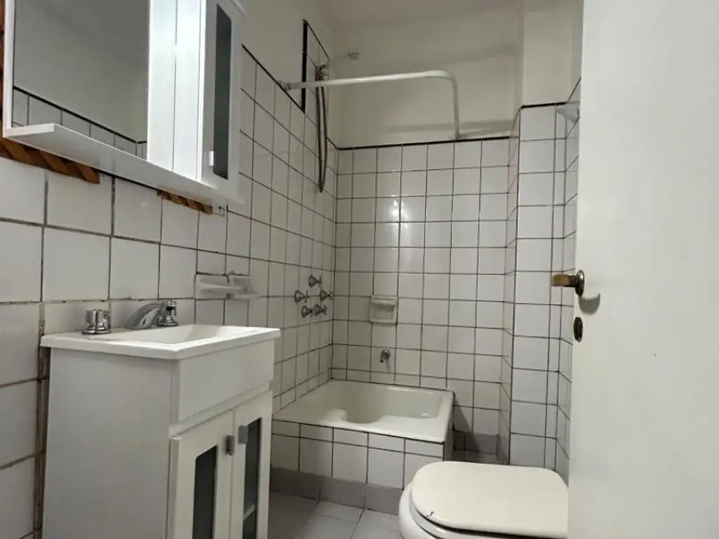 Foto de Monoambiente en P.B. lateral de 4,5 x 4 con cocina independ, imagen 2