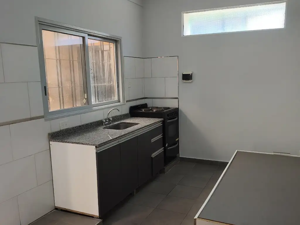 Foto de DEPARTAMENTO 1 AMBIENTE. NO PAGA EXPENSAS. MARIANO MORENO 3799, imagen 1