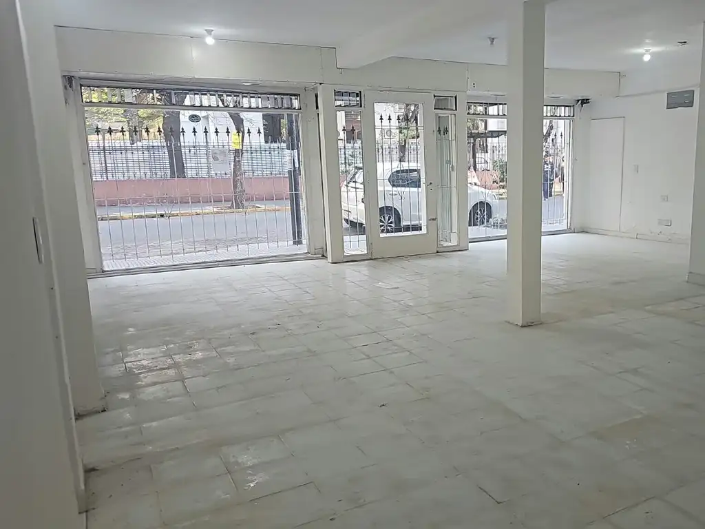 Foto de Local en alquiler sin expensas enfrente al Hospital Milstein, imagen 3