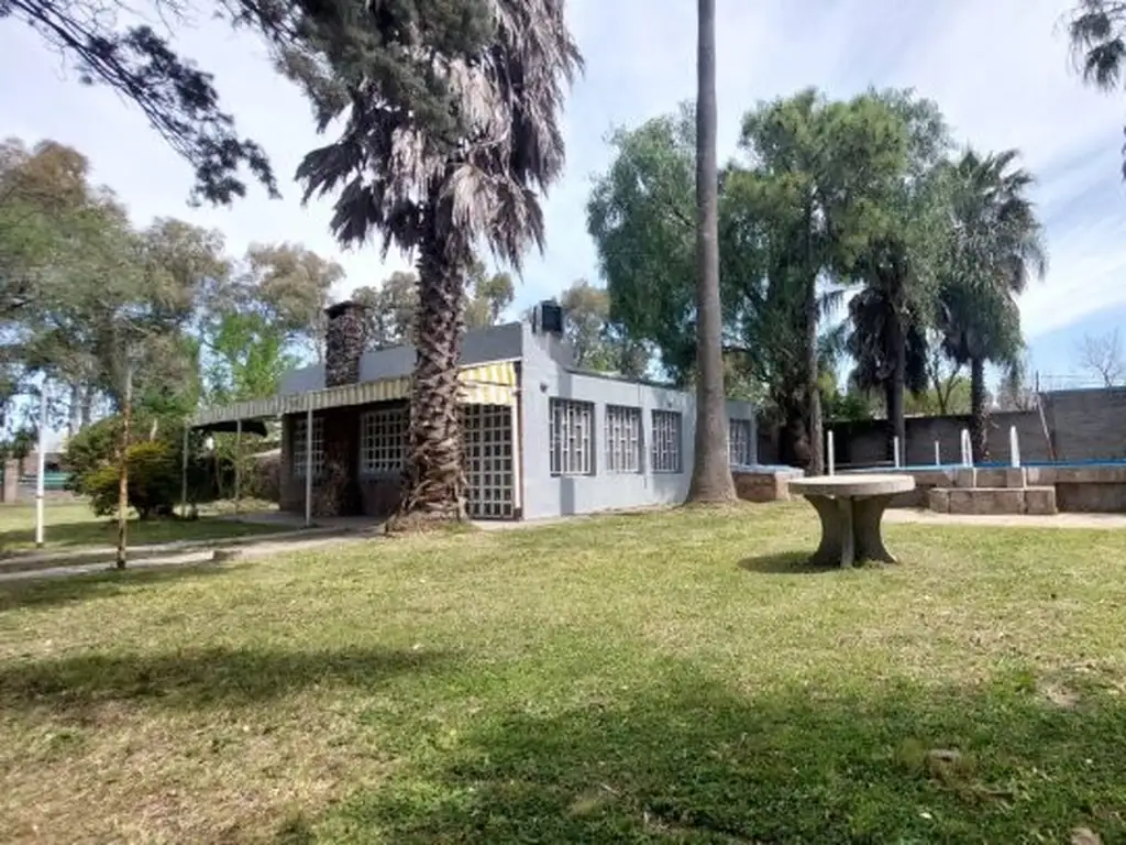 Foto de CASA CON PARQUE ARBOLADO Y PISCINA | 2 DORM | FUNES, imagen 1