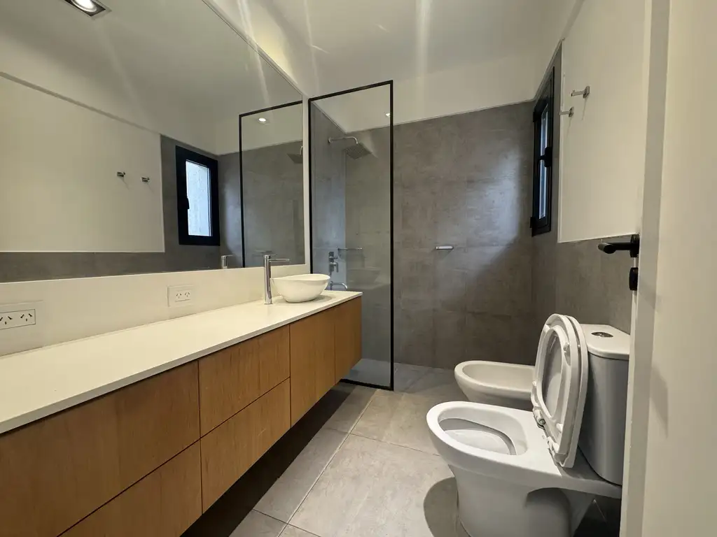 Foto de Casa en planta alta de dormitorios con terraza jacuzzi y parrilla, imagen 4