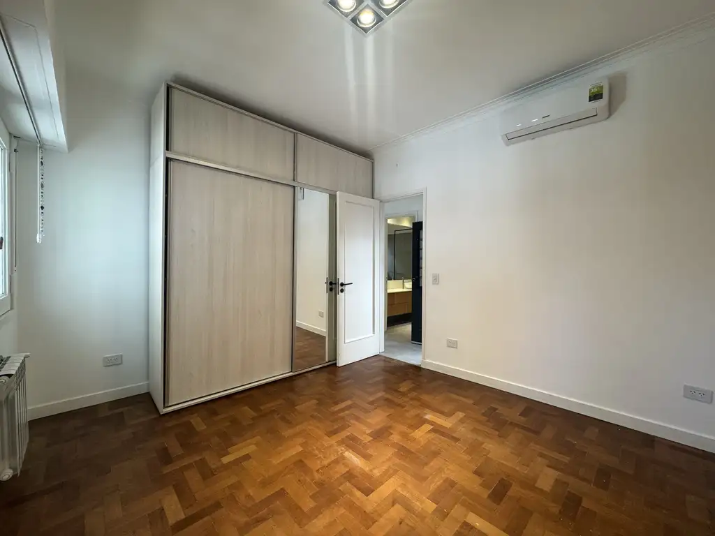 Foto de Casa en planta alta de dormitorios con terraza jacuzzi y parrilla, imagen 5