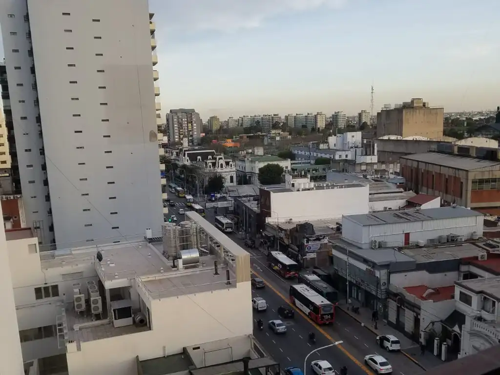 Foto de DEPARTAMENTO 3 AMBIENTES EN ALQUILER – BALCÓN CORRIDO AL FRENTE ALSINA, imagen 1