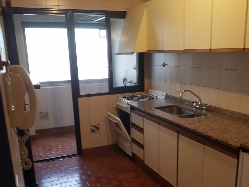 Foto de DEPARTAMENTO 3 AMBIENTES EN ALQUILER – BALCÓN CORRIDO AL FRENTE ALSINA, imagen 3