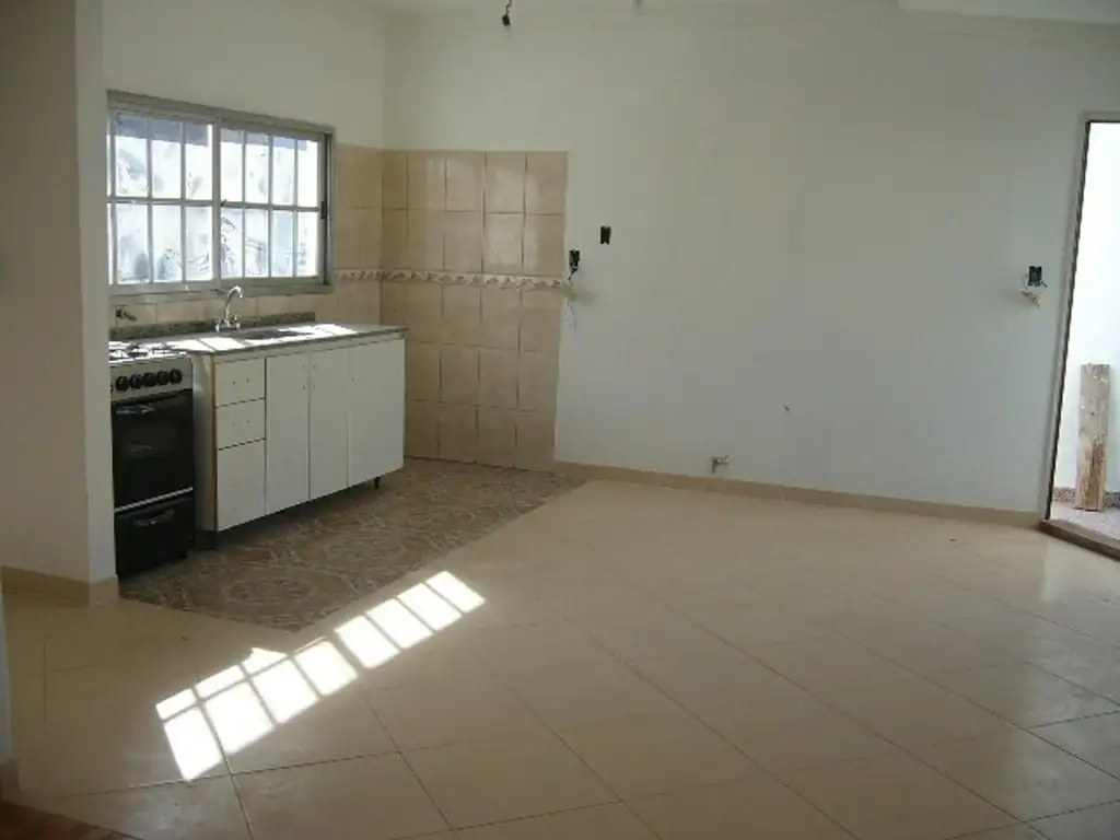 Foto de ALQUILER PH 3 Ambientes, Balcón, sin expensas. Mataderos, imagen 2