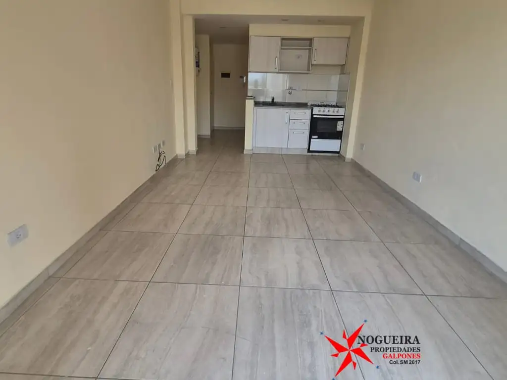 Foto de Monoambiente amplio con Balcón- Cerca de Caseros Centro., imagen 1