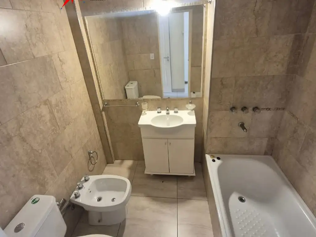 Foto de Monoambiente amplio con Balcón- Cerca de Caseros Centro., imagen 3