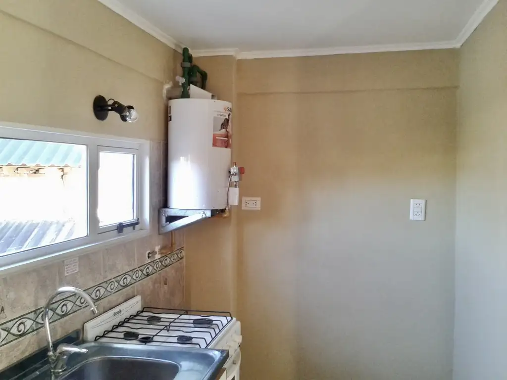 Foto de Depto dos ambientes en primer piso (por escalera), en muy buena, imagen 3
