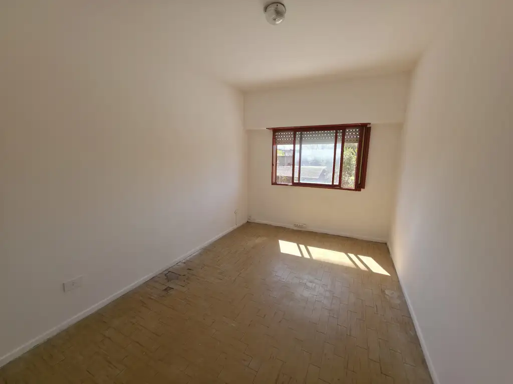 Foto de Departamento 4 ambientes en alquiler - Berazategui Oeste- Sin expensas, imagen 2