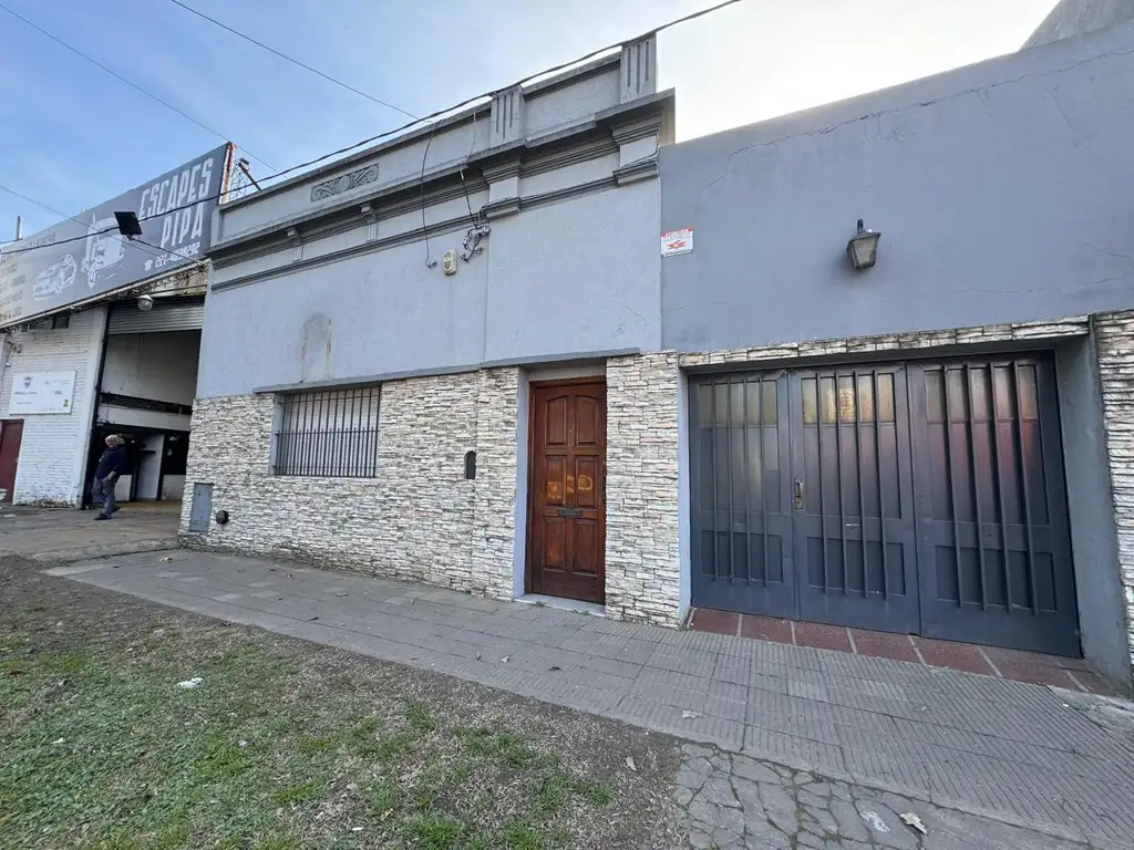 Foto de Casa de 4 dormitorios con patio y cochera en alquiler en La Plata sobre, imagen 2