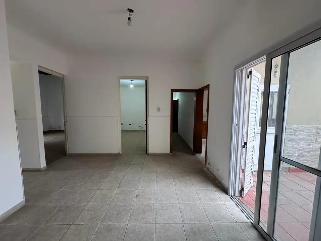 Foto de Casa de 4 dormitorios con patio y cochera en alquiler en La Plata sobre, imagen 3