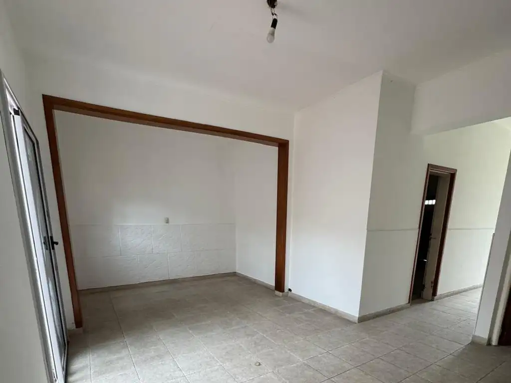Foto de Casa de 4 dormitorios con patio y cochera en alquiler en La Plata sobre, imagen 4