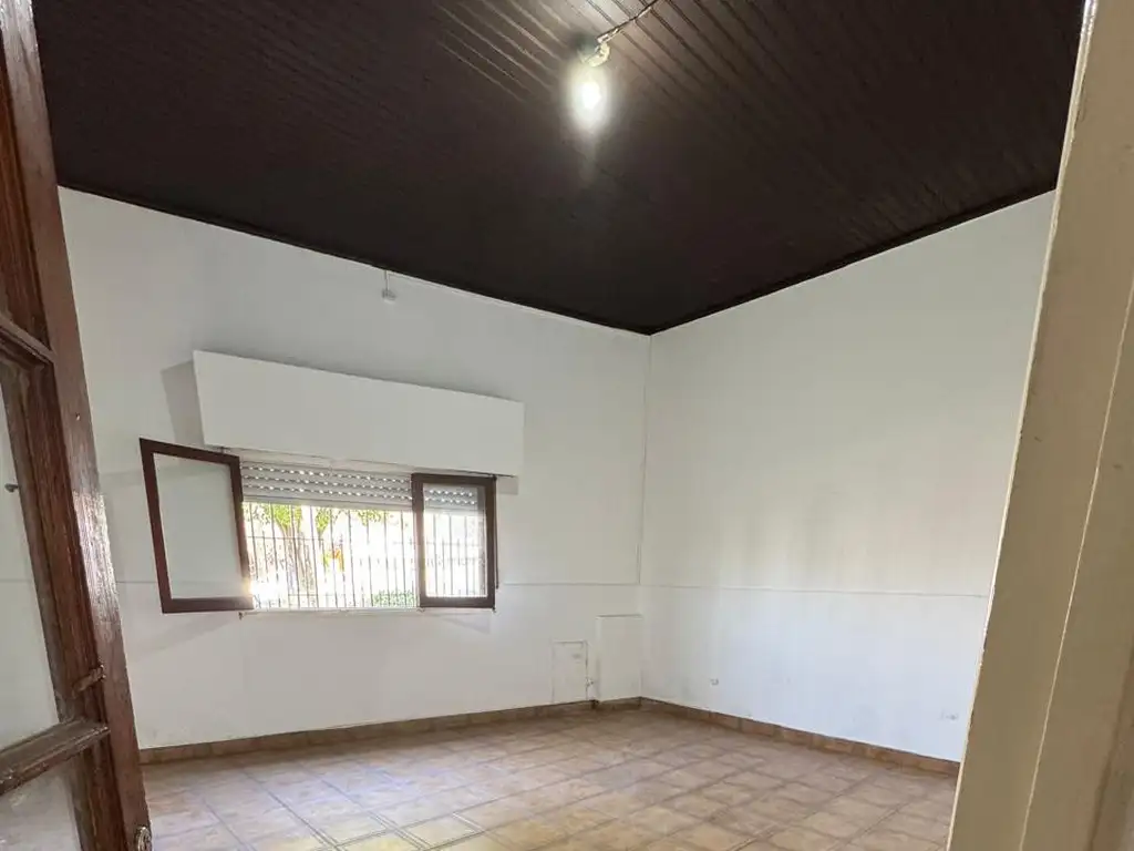 Foto de Casa de 4 dormitorios con patio y cochera en alquiler en La Plata sobre, imagen 5