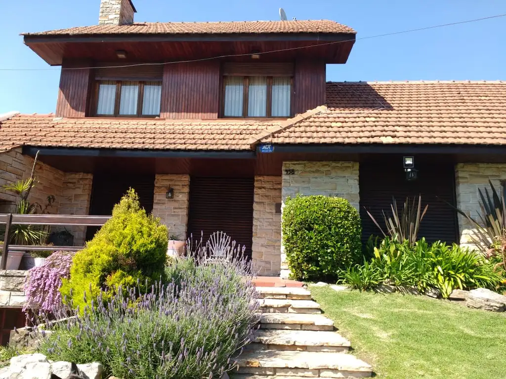 Foto de Casa de 5 dormitorios con patio y cocheras en alquiler en City Bell, imagen 3