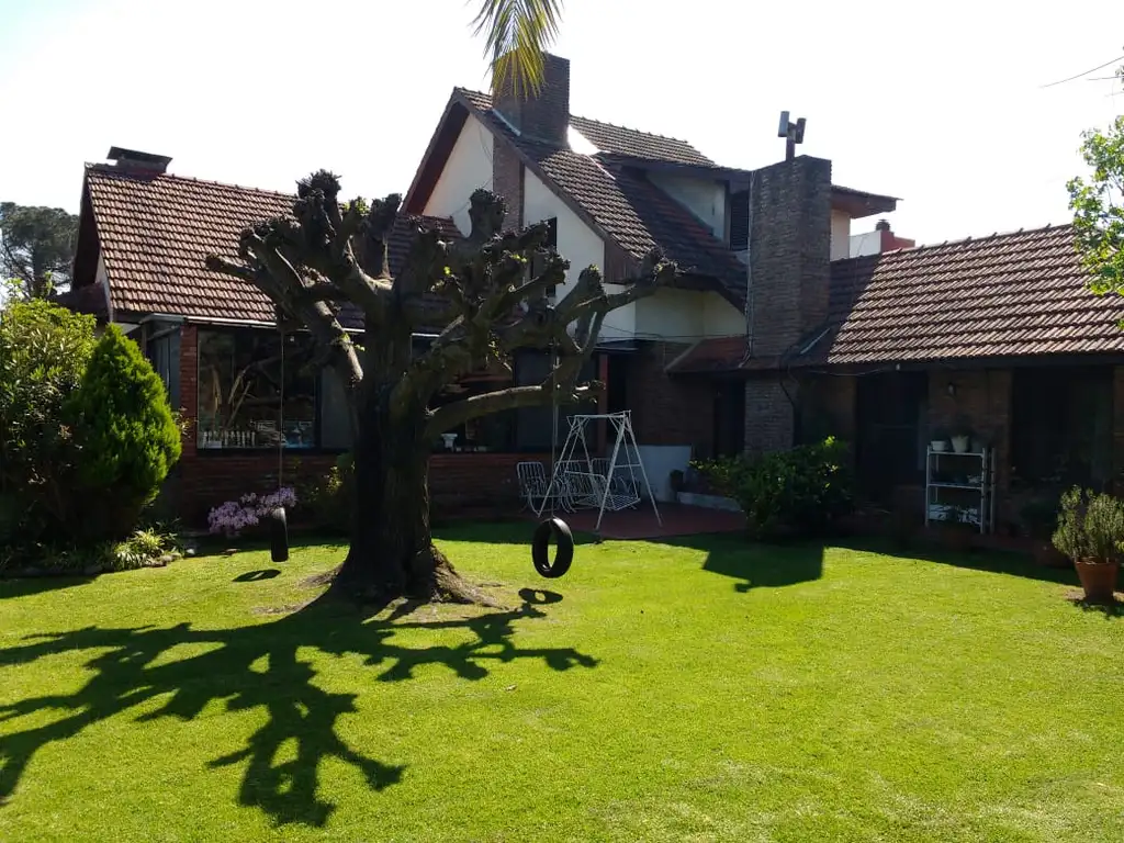 Foto de Casa de 5 dormitorios con patio y cocheras en alquiler en City Bell, imagen 4