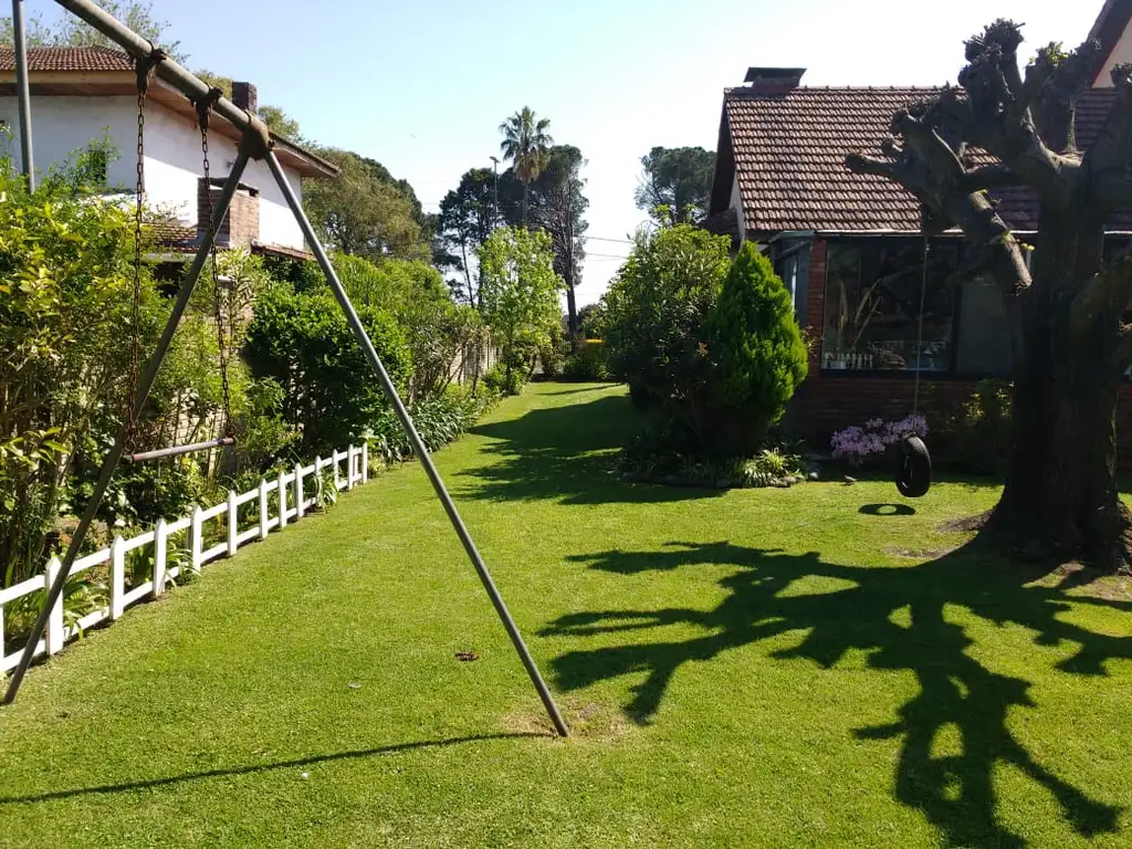 Foto de Casa de 5 dormitorios con patio y cocheras en alquiler en City Bell, imagen 1
