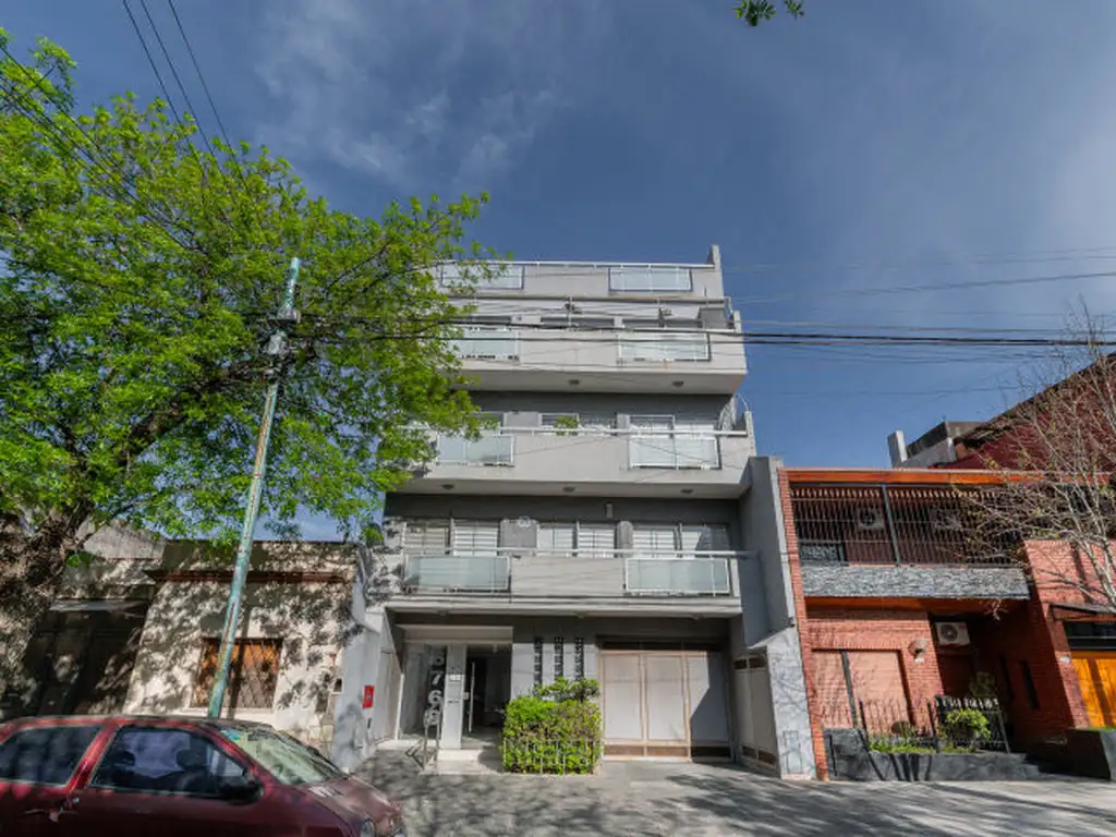 Foto de DEPARTAMENTO . CONTRAFRENTE . BALCÓN CON VISTA ABIERTA. COCHERA, imagen 2
