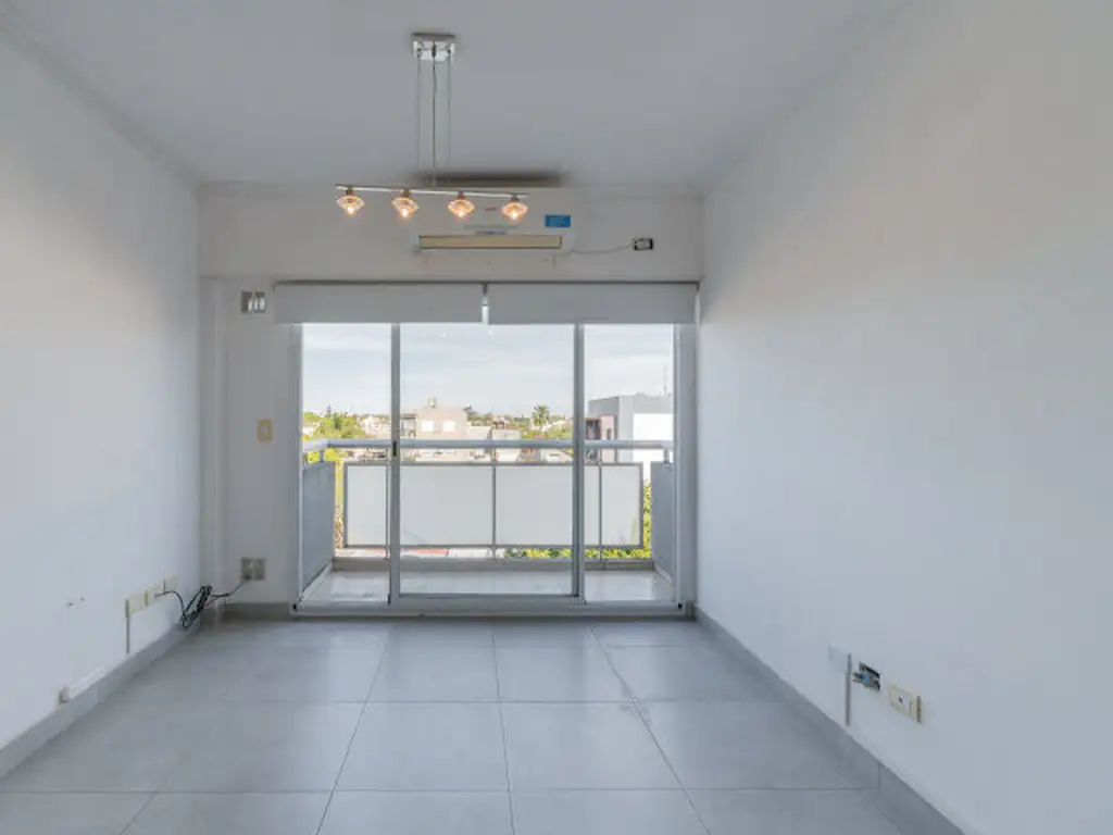 Foto de DEPARTAMENTO . CONTRAFRENTE . BALCÓN CON VISTA ABIERTA. COCHERA, imagen 4