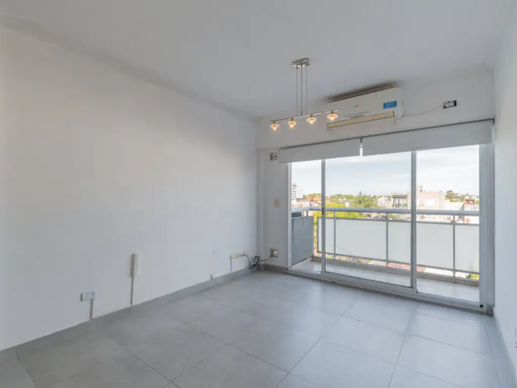 Foto de DEPARTAMENTO . CONTRAFRENTE . BALCÓN CON VISTA ABIERTA. COCHERA, imagen 5