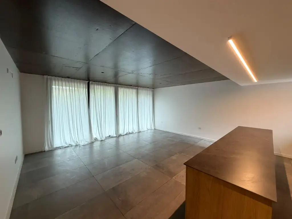 Foto de Departamento de 2 dormitorios con patio y cochera en alquiler en City, imagen 3