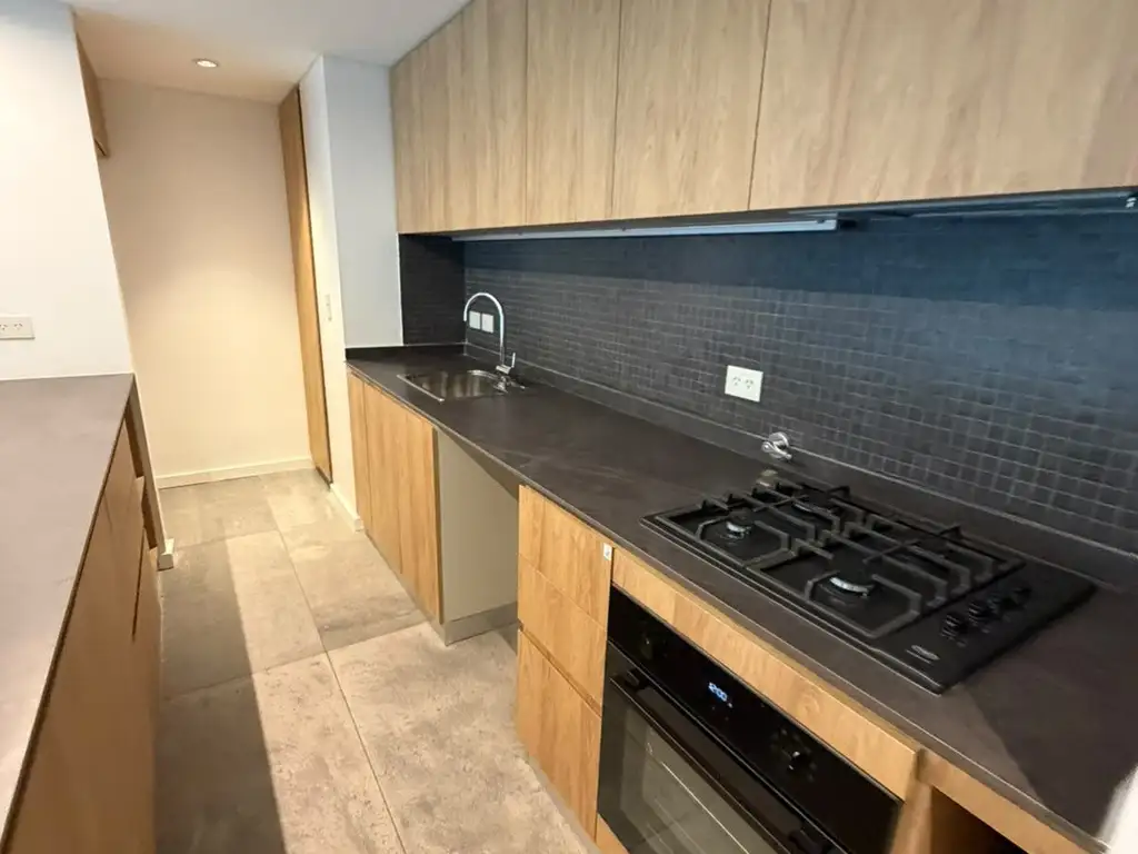 Foto de Departamento de 2 dormitorios con patio y cochera en alquiler en City, imagen 4