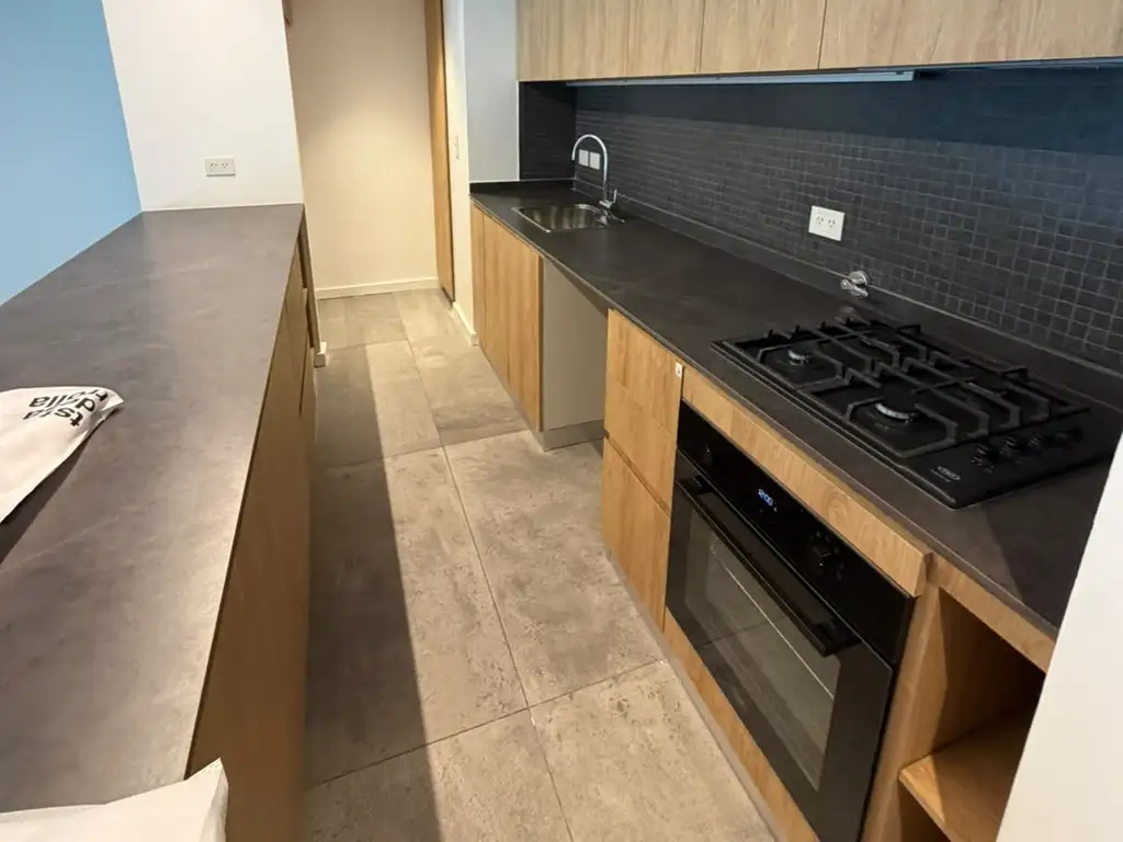 Foto de Departamento de 2 dormitorios con patio y cochera en alquiler en City, imagen 5