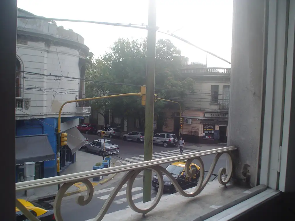 Foto de 2 ambientes 1ºpiso al frente. Por escalera. A metros de Av. Rivadavia, imagen 2