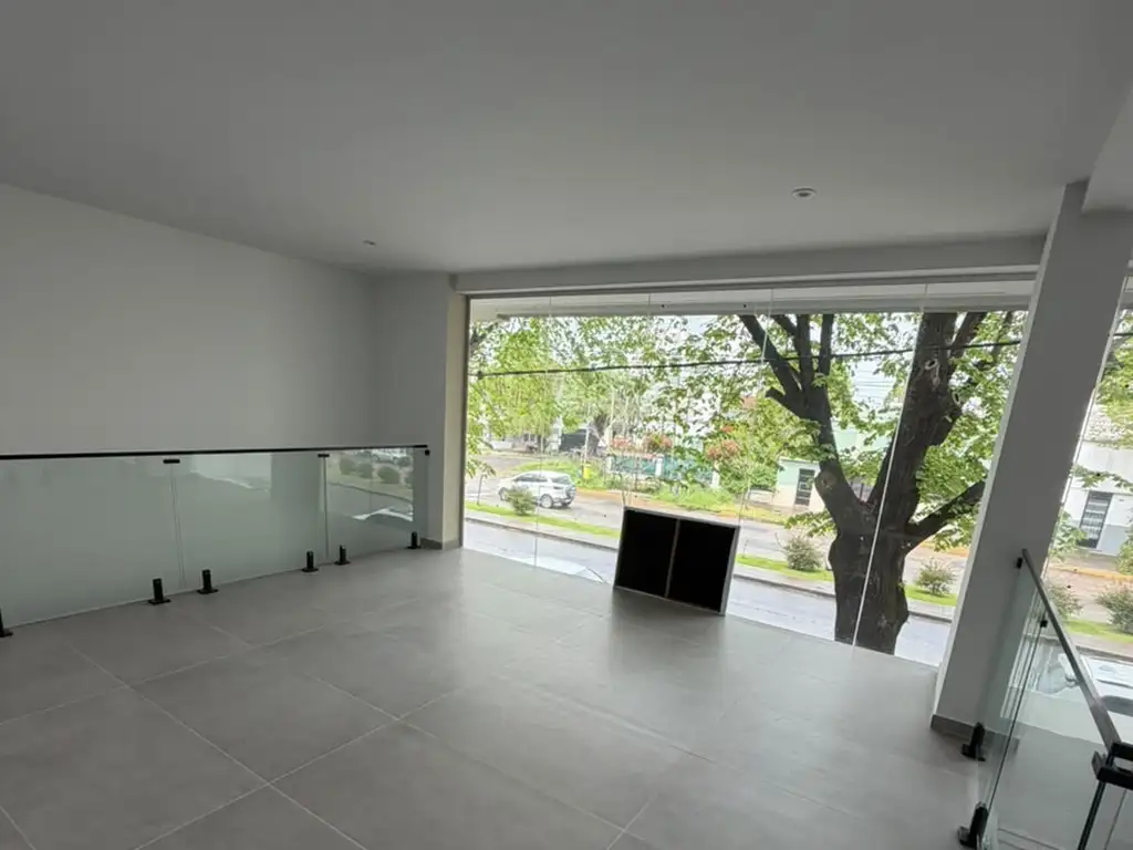 Foto de Local de 1 dormitorio con patio en alquiler en La Plata sobre diagonal, imagen 1