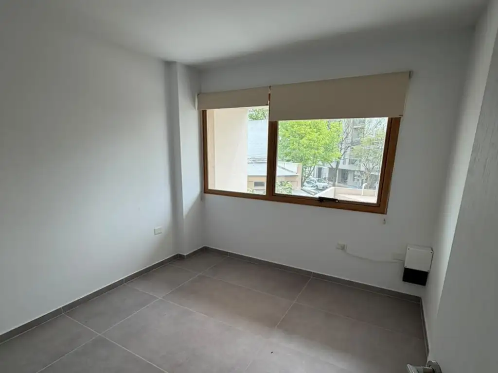 Foto de Local de 1 dormitorio con patio en alquiler en La Plata sobre diagonal, imagen 2