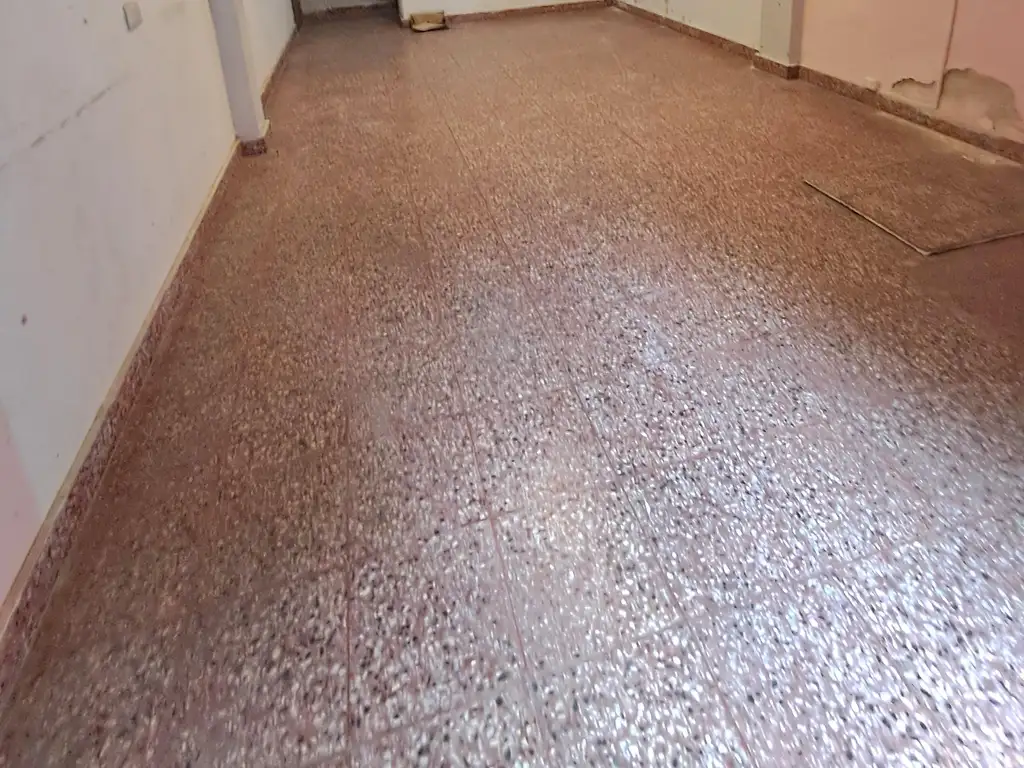 Foto de LOCAL DE 4x10 MTS. - TECHOS ALTOS , PISOS DE GRANITO - BAÑO COMPLETO, imagen 4