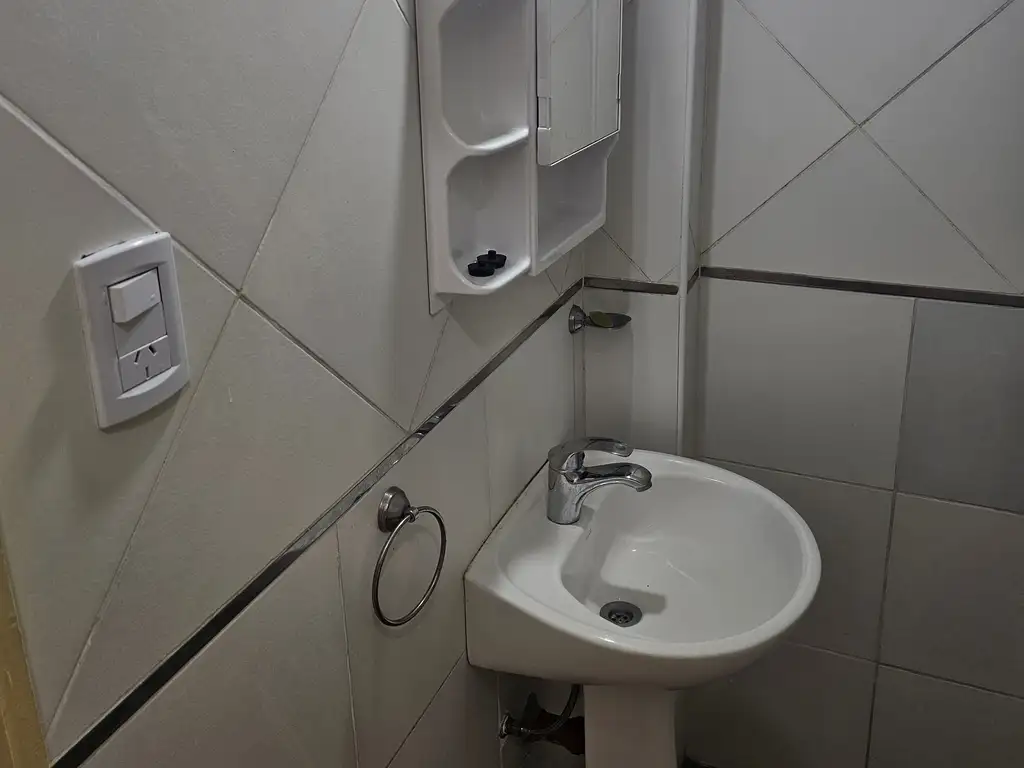 Foto de EXCELENTE MONOAMBIENTE DIVISIBLE CON COCINA EQUIPADA MUY LUMINOSO A, imagen 3