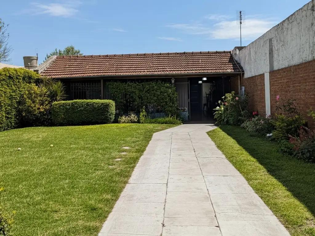Foto de Casa en Alquiler de 2 dormitorios c/ cochera en Bella Vista, imagen 1