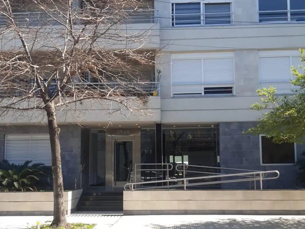 Foto de departamento de dos ambientes de categoria al frente con cochera fija, imagen 1