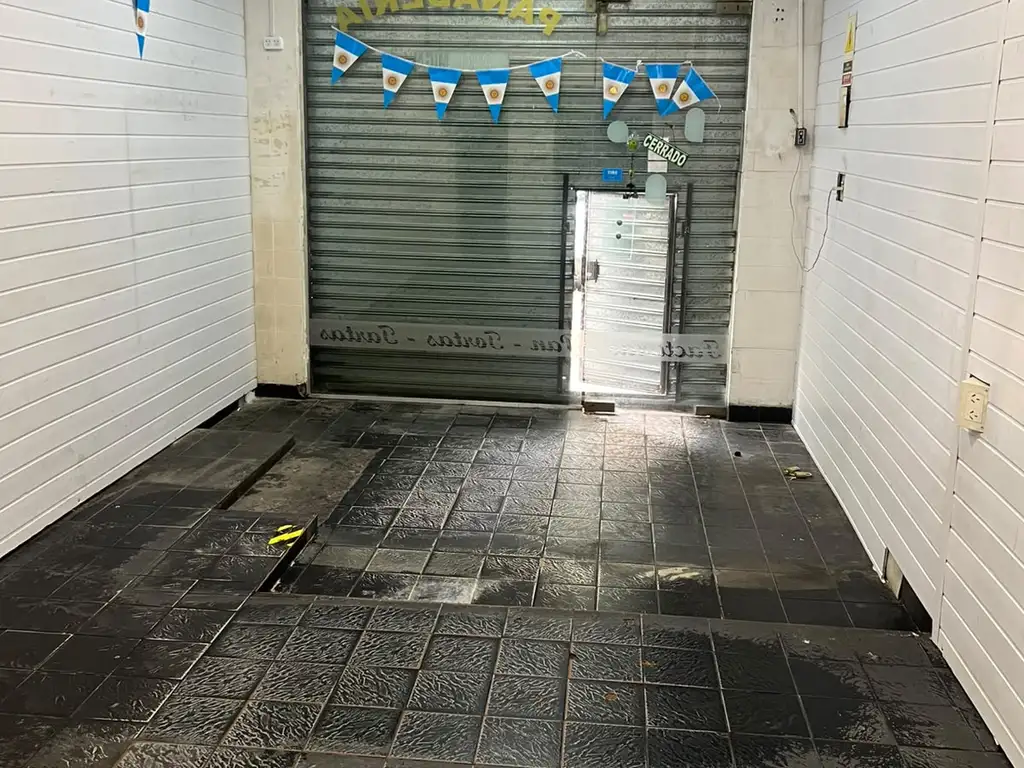 Foto de Local impecable con frente vidriado y persiana ciega apto TODO TIPO DE, imagen 3