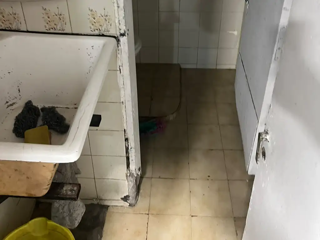 Foto de Local impecable con frente vidriado y persiana ciega apto TODO TIPO DE, imagen 4