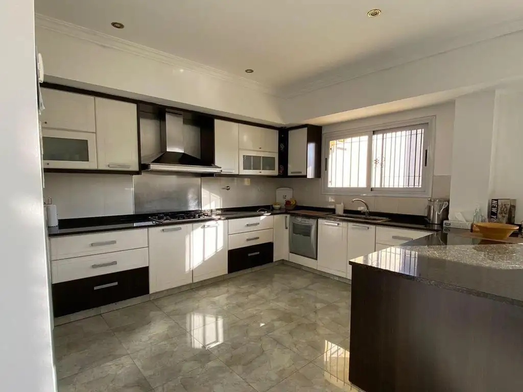 Foto de Excelente Propiedad 6 Ambientes- Castelar Norte, imagen 2