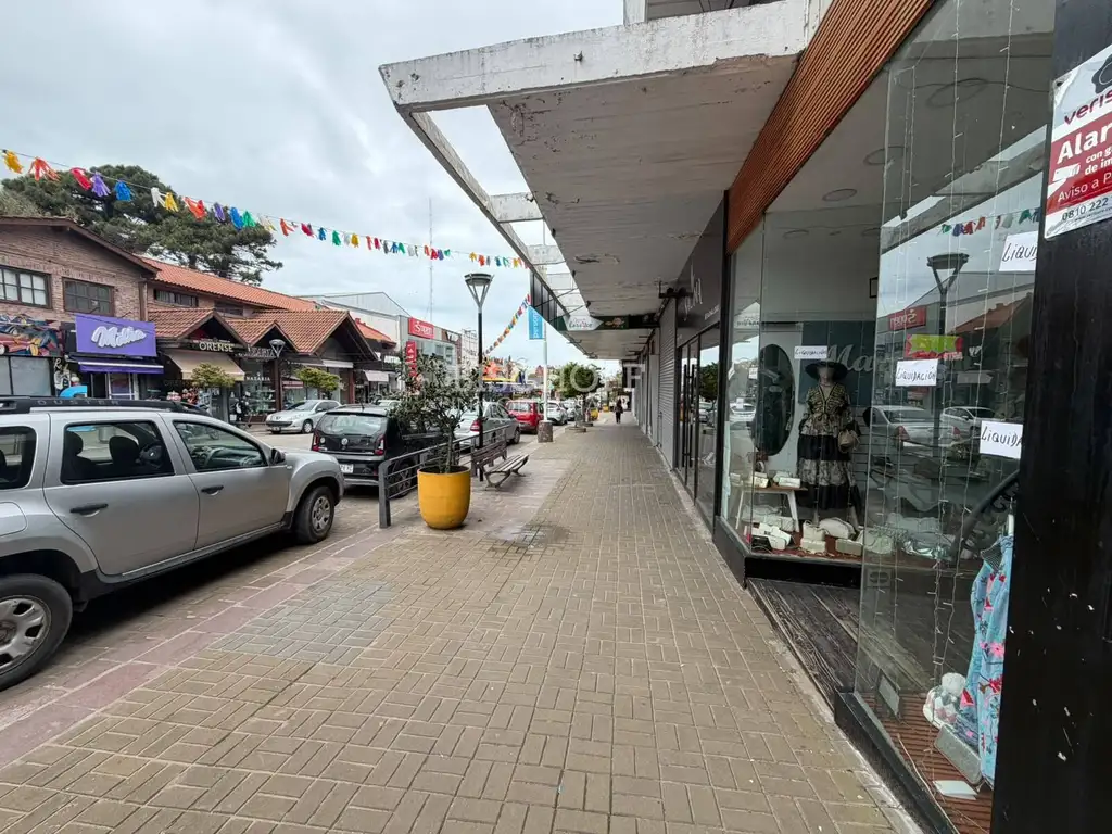 Foto de LOCAL EN ALQUILER, EXCELENTE UBICACION, PLENO CENTRO, VILLA GESELL, imagen 3