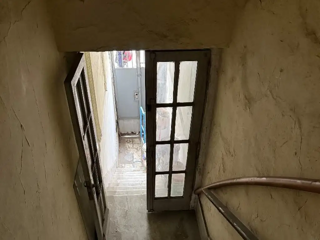 Foto de Excelente piso, por escalera, 5 amb amplios, dos baños, espacio cocina, imagen 1