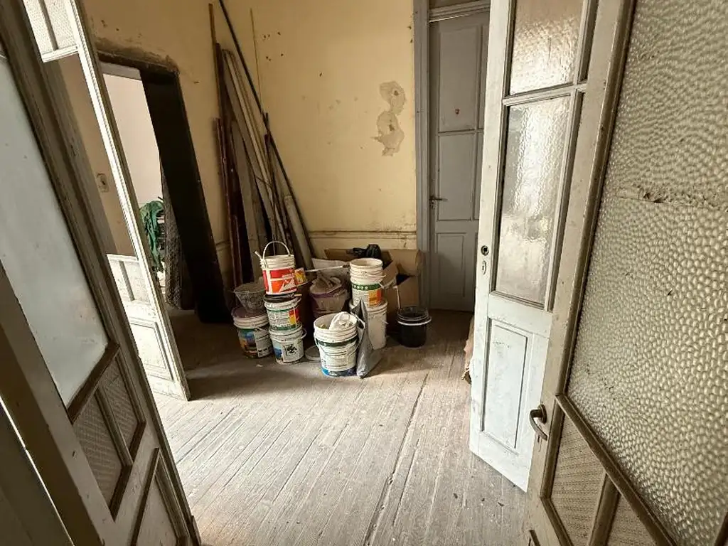 Foto de Excelente piso, por escalera, 5 amb amplios, dos baños, espacio cocina, imagen 2