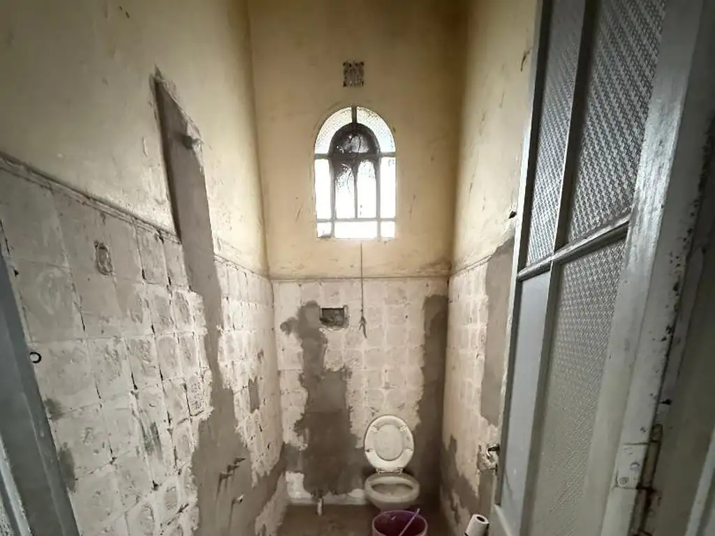 Foto de Excelente piso, por escalera, 5 amb amplios, dos baños, espacio cocina, imagen 3
