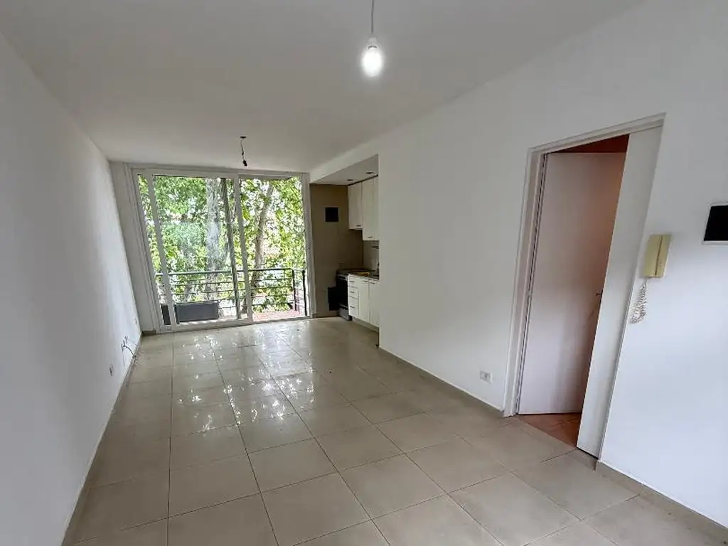 Foto de Excelente monombiente, al frente con balcon, regia vista, 2 cuadras Av, imagen 4