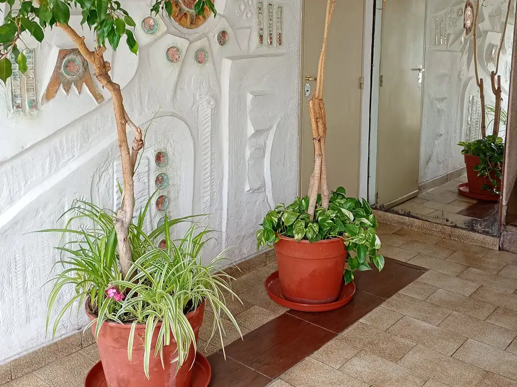 Foto de DEPARTAMENTO DE 4 AMBIENTES CON BALCON Y PATIO CUBIERTO EN FLORESTA, imagen 1
