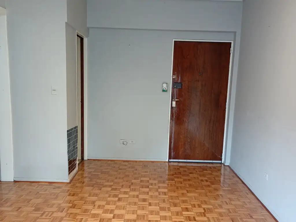 Foto de DEPARTAMENTO DE 4 AMBIENTES CON BALCON Y PATIO CUBIERTO EN FLORESTA, imagen 4