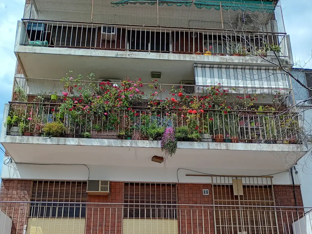 Foto de DEPARTAMENTO DE 4 AMBIENTES CON BALCON Y PATIO CUBIERTO EN FLORESTA, imagen 2