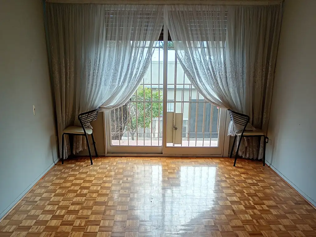 Foto de DEPARTAMENTO DE 4 AMBIENTES CON BALCON Y PATIO CUBIERTO EN FLORESTA, imagen 3