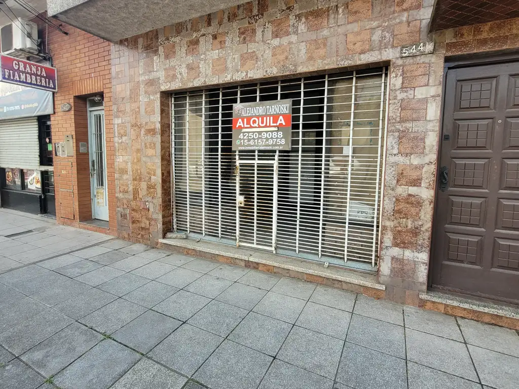 Foto de Excelente y amplio local en Quilmes, imagen 2